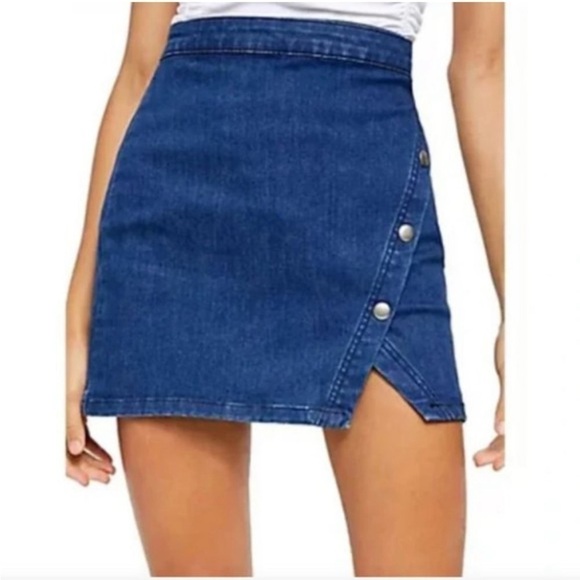 Free People We The Free Notched Denim Mini Skirt Asymmetric Snap Blue Jean Sz 6 - Picture 1 of 15